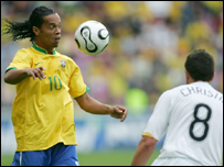 Ronaldinho durante partida contra Nova Zelândia