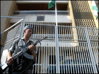 لبنان میں ایک سیکیورٹی اہلکار لیبیا کے سفارتخانے کی حفاظت کر رہا ہے