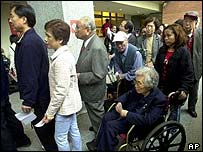 Taiwanští voliči čekají před volební místností v Taipei