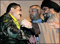 Samir Qantar và Hassan Nasrallah tay bắt mặt mừng
