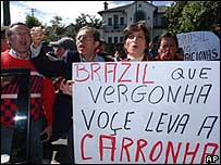Manifestantes em frente à residência oficial do embaixador em Quito