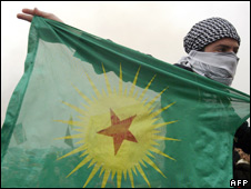 جوان کرد پرچم پ ک ک را حمل می کند