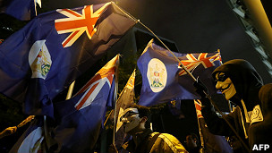 帶著面具的反政府示威者手持港英時代旗幟遊行(1/1/2013)