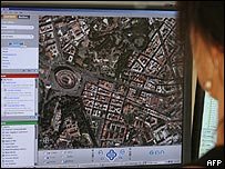 Mulher vê imagens de Roma no site Google Earth