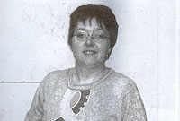 Mim Roberts a bu'n arddangos ei llyfrau lloffion