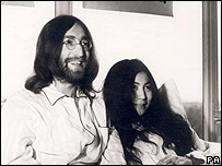 John và Yoko biểu tình trên giường kêu gọi hòa bình thế giới năm 1969
