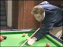 William posa jogando sinuca na universidade