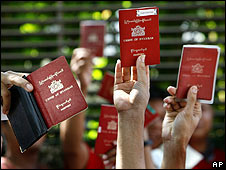 Công dân Miến Điện ủng hộ dân chủ giơ cao hộ chiếu bên ngoài Đại Sứ Quán Miến Điện tại Singapore khi tới bỏ phiếu sớm ngày 27 tháng tư năm 2008