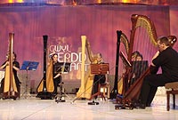 Yn cystadlu ar y llwyfan