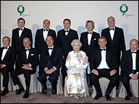 رهبران گروه در کنار ملکه اليزاب و دوک ادينبورو