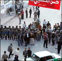 Policiais da tropa de choque egípcios na entrada de um centro de votação em Damanhur