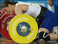 Michaela Breeze yn ei dagrau