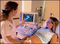 خانم حامله در حال اجرای معاينات تلويزيونی