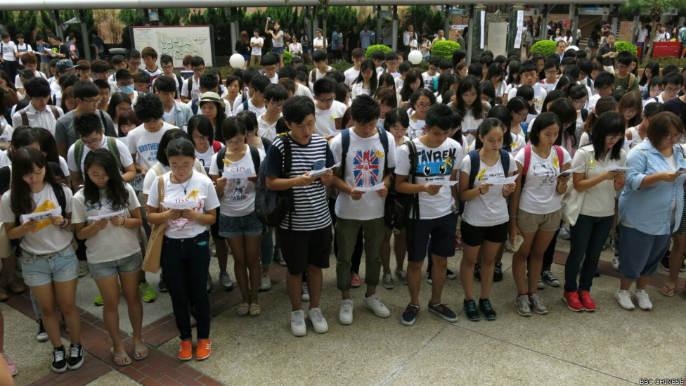 理大罢课师生宣读罢课宣言(BBC中文网记者叶靖斯摄22/9/2014)