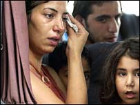 Sur kentinden yakınlarıyla birlikte kaçmaya çalışan bir kadın