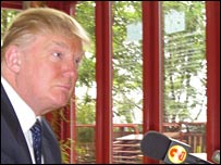 Dòmhnall Trump a' bruidhinn aig Ionad na Coille ann an Steòrnabhagh