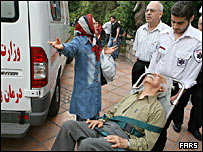 نصرت کریمی در حال انتقال به بیمارستان