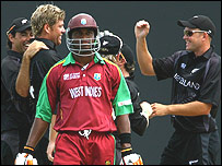 लारा के आउट होने पर खुशियां मनाते न्यूज़ीलैंड के खिलाड़ी