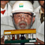 Lula segura amostras de biodiesel em visita à Petrobras