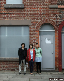 Turistas na frente da casa onde nasceu Ringo Starr
