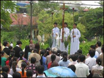 Giáo dân cầu nguyện trong khu đất tranh chấp - ảnh VietCatholic