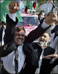 هوادران افتخار چودری، رئیس برکنار شده دادگستری پاکستان