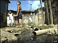 Crianças em favela da Cidade de Deus, no Rio