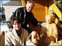 Vợ chồng HLV Alfred Riedl