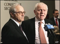 امیر جونز پاری نماینده بریتانیا (راست) و دو لا سابلیه نماینده فرانسه