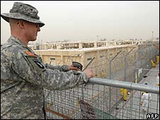 سرباز آمریکایی در حال محافظت از یک بازداشتگاه در عراق 