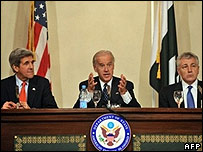 जोसेफ बीदेन, जॉन कैरी और चक हेगल