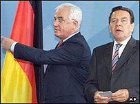 پیتر هارتس در کنار گرهارد شرودر (راست)