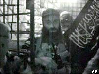 Shamil Basayev em um suposto vídeo de treinamento