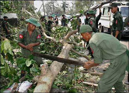 Các binh sĩ cưa cây đổ ở Rangoon