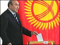 Akayev seçimde oy kullanırken
