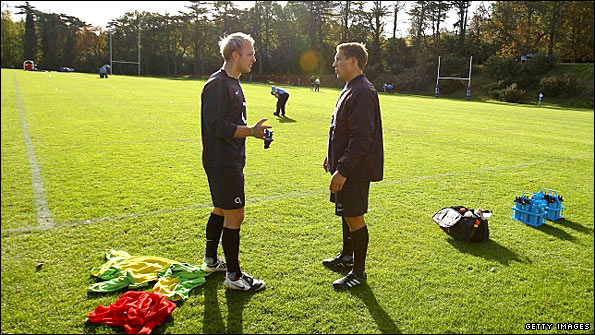 Jonny Wilkinson and Shane Geraghty in deep discussion ahead of Saturday's Test against Australia