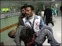 Ferido palestino é carregado