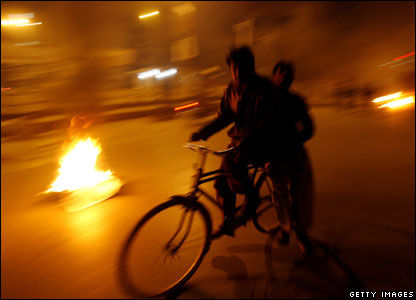 Protestues të tjerë në Rawalpindi u vunë zjarrin gomave të makinave.