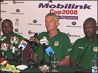 زمبابوے کی ٹیم کے اہلکار