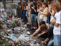 Parentes improvisaram altar na frente da boate