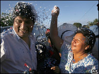 Apoiadora recebe Morales com confete em local de votação