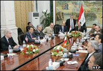 کاظمی - سوم از راست - و کروکر - اول از چپ - و نوری مالکی نفر وسط در مذاکرات بغداد