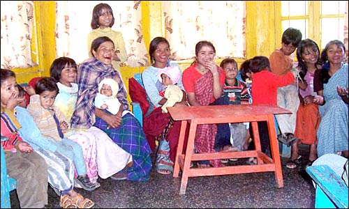 बच्चों के साथ अमेलिया शौटुन