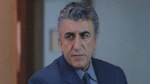 رضا کیانیان در نمایی از فیلم خانه ای روی آب ساخته بهمن فرمان آرا