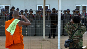 缅甸蒙育瓦铜矿外示威僧侣向着防暴警察拍照（28/11/2012）