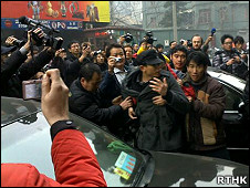 北京王府井聚集民眾被警察帶走(香港電台圖片20/2/2011)