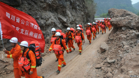 消防員趕往災區