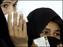 دو رای دهنده در ولايت قندهار