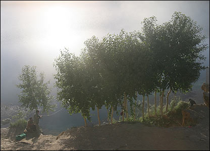  مردان افغان در حال ماهی گيری در رودخانه ای در باميان