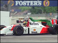 Senna comemora vitória com a McLaren